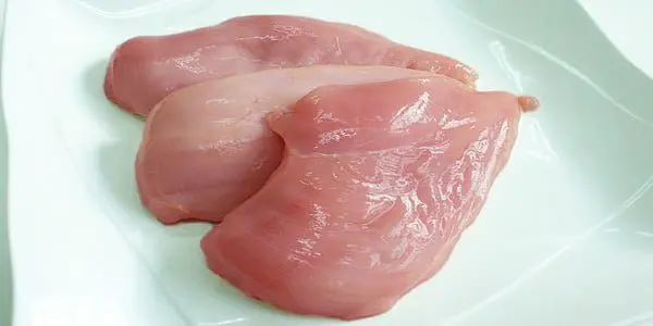 pechugas de pollo sobre un plato